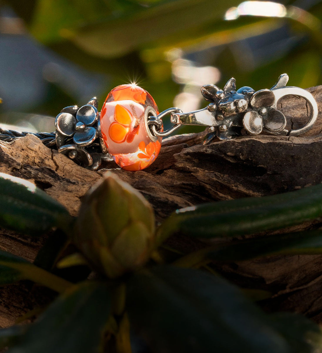 Trollbeads limitiertes Designerarmband Blumenfee Armband auf einem Baumstamm