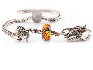 Trollbeads Fuchsschwanz Armband aus Sterlingsilber mit einem runden Labradorit Edelstein, einem silbernen Schmetterlings Bead, einer orange-gelben Monach Schmetterlings- Bead aus Glas und einem Schmetterlings-Verschluss