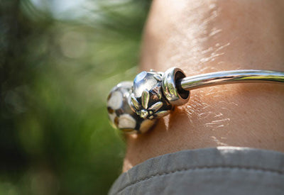 Alpenstern Edelweiß Silberbead mit facettiertem Labradorit-Edelstein auf Silberarmband und Silber Spacern