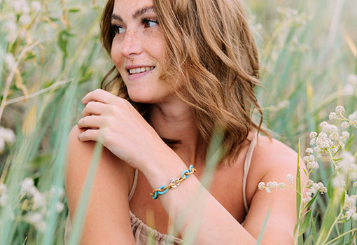 X Jewellery Model vor einem Tannenbaum