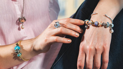 Model mit Trollbeads Armband, Ring, Kette und Armspange