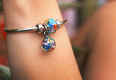 Tagtraum Blüten Bead und Quaste an einer Halskette aus Sterlingsilber und einem Armband aus Sterlingsilber mit passenden Beads
