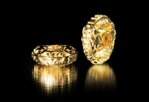 Gold Münzen auf schwarzem Hintergrund