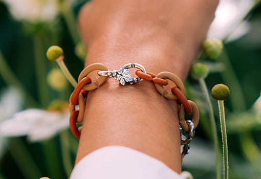 X Jewellery Armband in Herbsttönen am Model