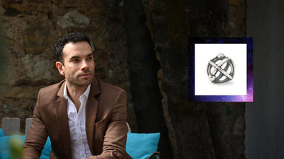 Paolo Riviera und der silberne Bead Atom der Einheit, der Gewinner des People's Bead Design Wettbewerbs 2023.