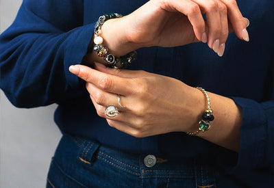 Model mit blauer Bluse und Armspangen und Armband mit der neuen Winterkollektion Licht und Liebe