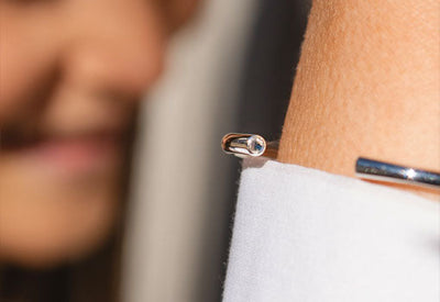 Sterling Silber Armspange mit facettiertem Labradorit-Edelstein an jedem Ende am Model
