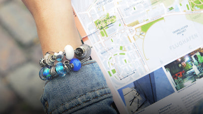 Trollbeads Armbänder mit blauen und weißen Beads auf Silber.
