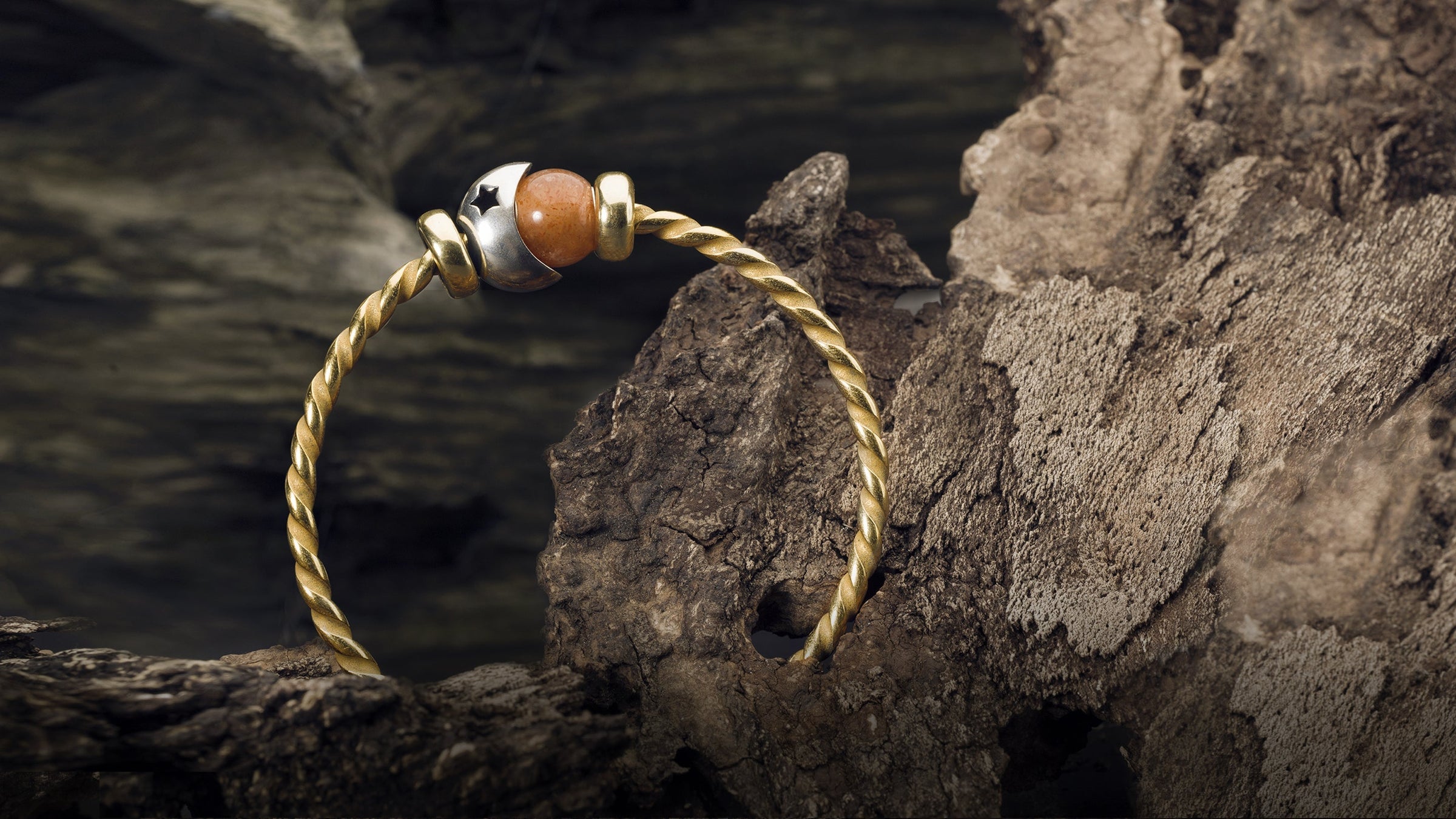 Trollbeads vergoldeter gedrehter Armspange mit rundem Sonnenstein und Mond Silberbead