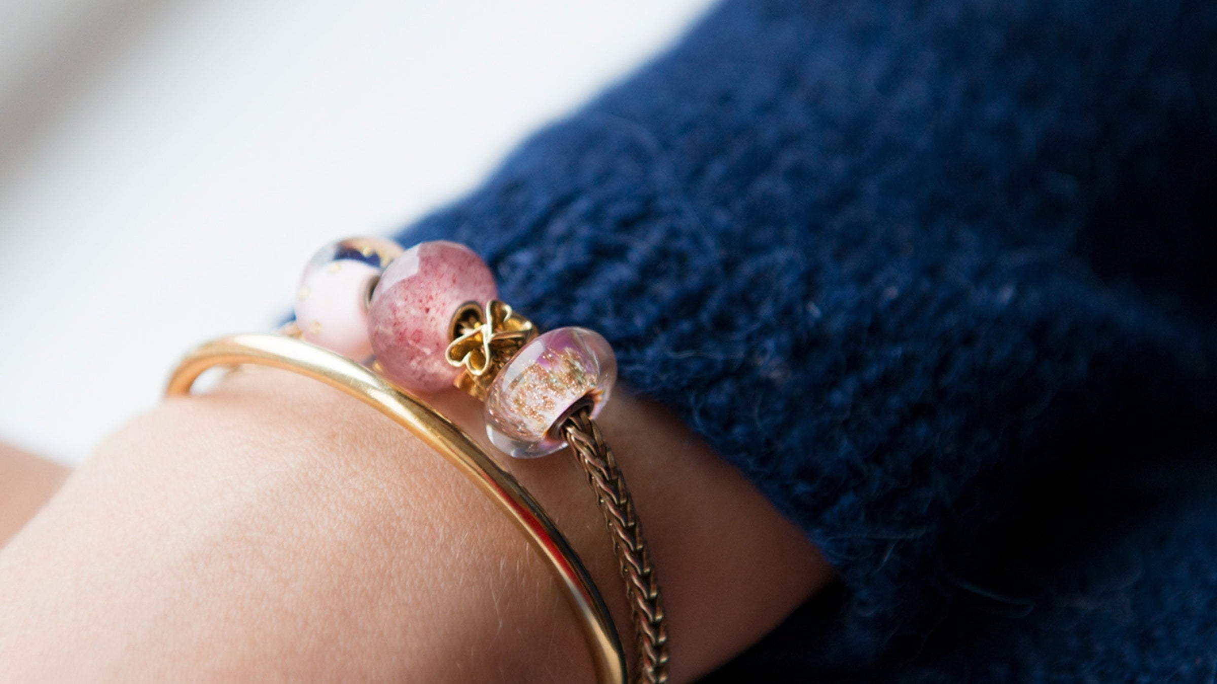 Trollbeads Kupfer-Armspange und gedrehter Silber-Armreif mit herzförmiger Goldbeads und Erdbeerquarz