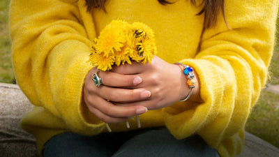 Trollbeads Armspange und Modell mit gelben Blumen