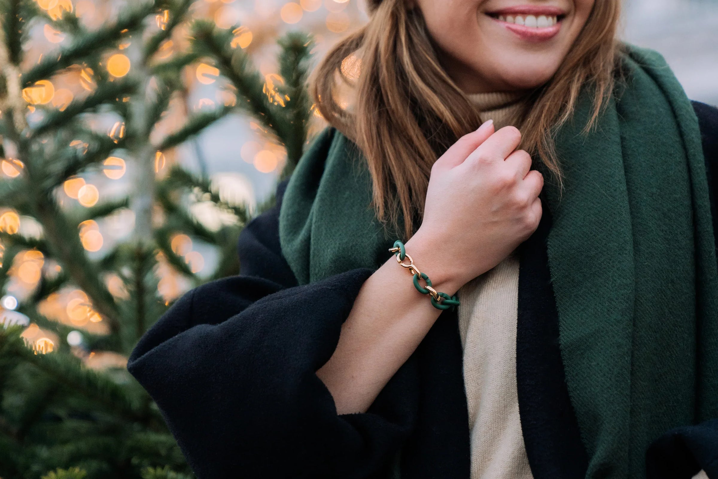 X Jewellery Model vor einem Tannenbaum