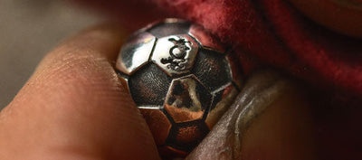 Nahaufnahme der Trollbeads Silberbeads Fussball Fieber
