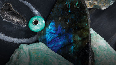 Rohe Edelsteine und ein facettierter Edelsteinbead