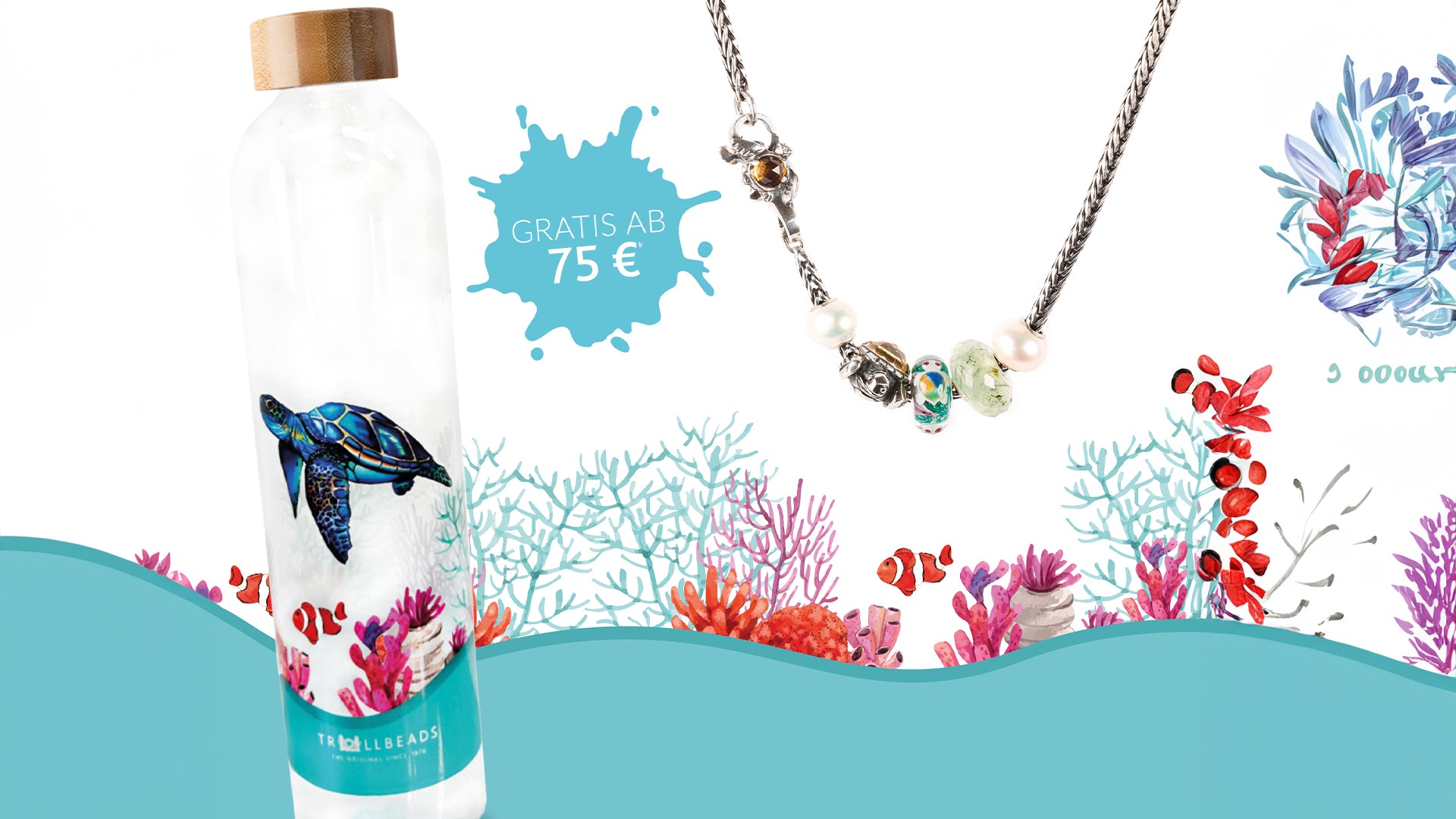 Farbklecks mit dem Text "Gratis ab 75€*" Trollbeads Limitierte Wasserflasche im Schildkröten und Korallen Design mit einer Inspirationskette in Sterlingsilber, mit Beads der Sommerkollektion.