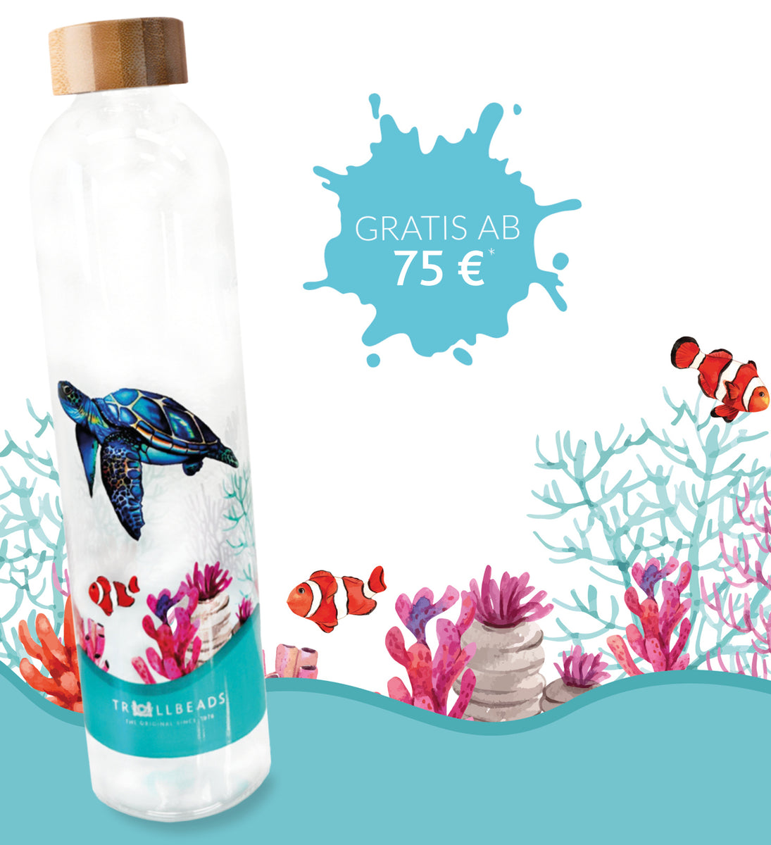 Farbklecks mit dem Text "Gratis ab 75€*" Trollbeads Limitierte Wasserflasche im Schildkröten und Korallen Design mit einer Inspirationskette in Sterlingsilber, mit Beads der Sommerkollektion.