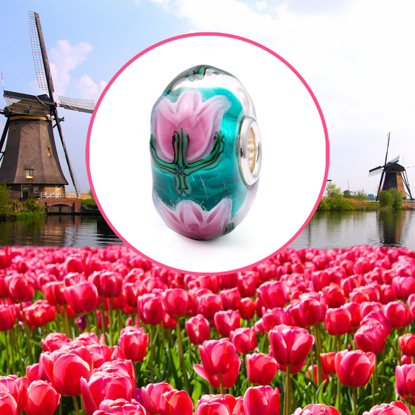 The Dutch Pride Tulpenbead zwischen Holländischen Tulpen und einer Windmühle