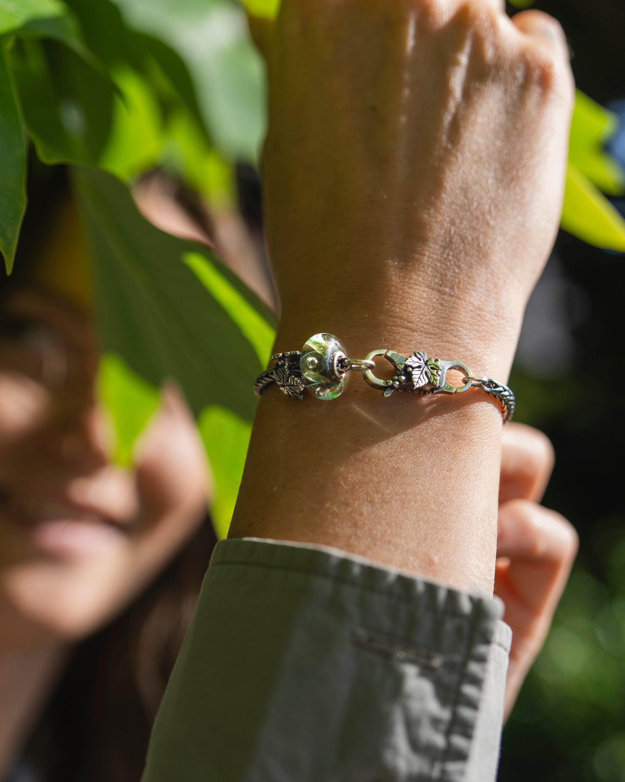 Model mit limitierte Auflage Armband mit Verschluss, Silberbead und Glasbead, inspiriert vom Kastanienbaum