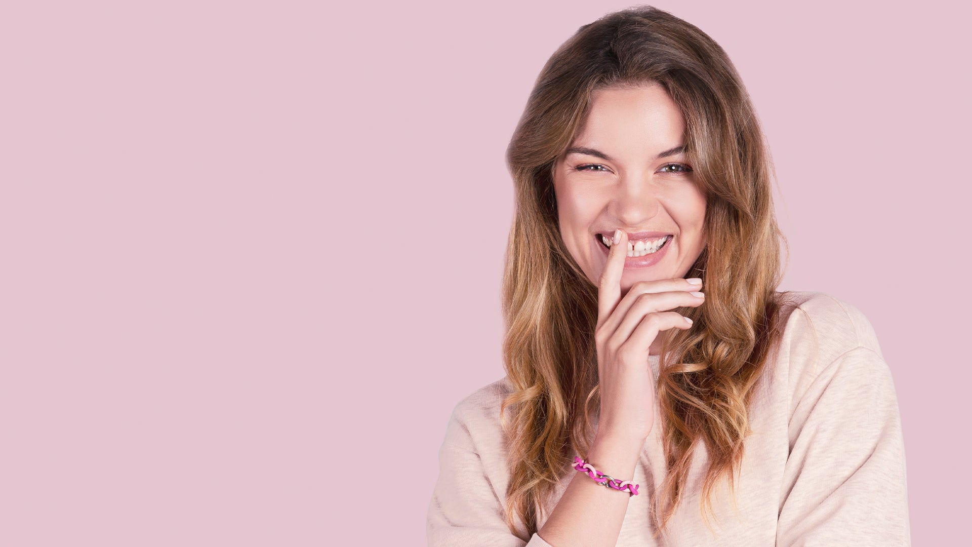X Jewellery Model mit rosa Armband