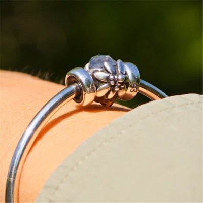 Alpenstern Edelweiß Silberbead mit facettiertem Labradorit an einer Armspange mit Silber Spacer am Handgelenk