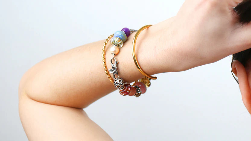 Model mit Armbändern und vergoldeten Armspangen