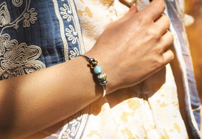 Frau trägt Trollbeads Day runde Beads an einer silbernen Armspange