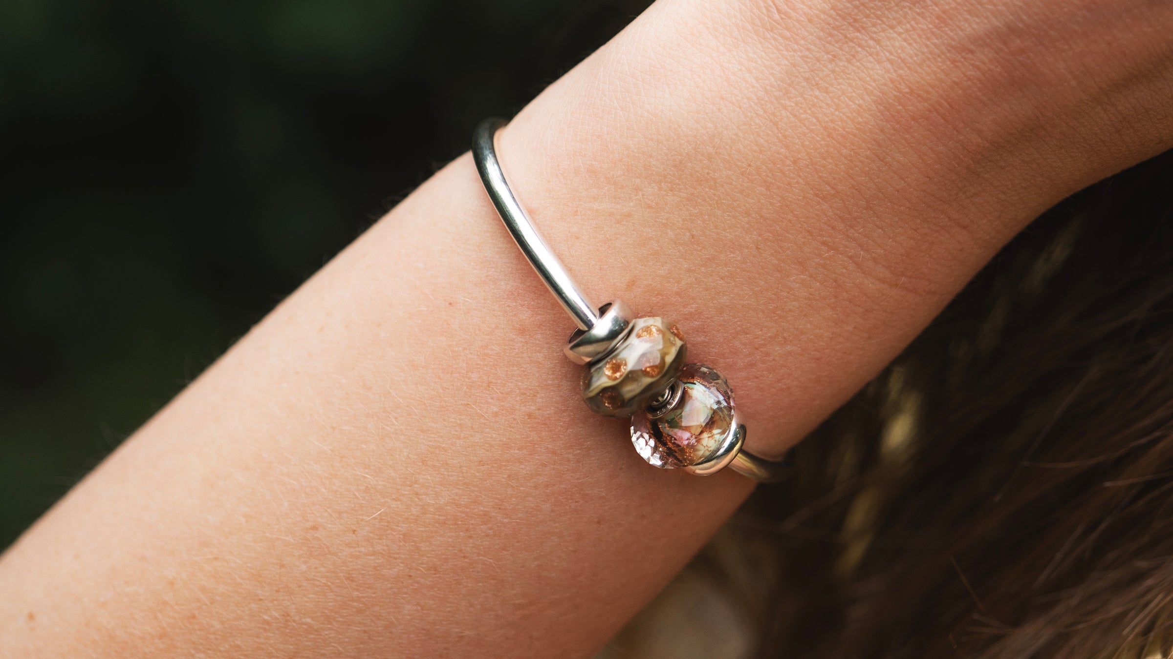 Armspange mit Labradorit und limitierten Glasbead am Model