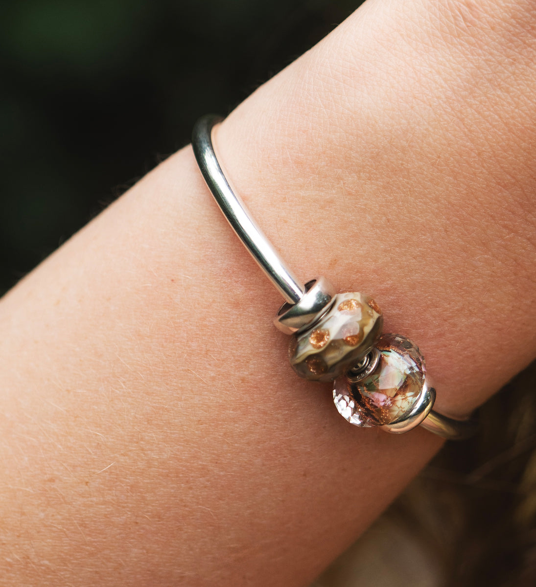 Armspange mit Labradorit und limitierten Glasbead am Model