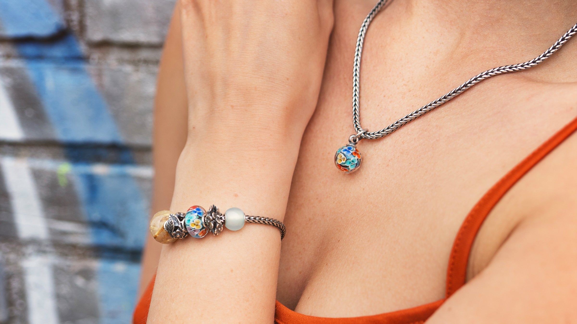 Model mit Tagtraum Blüten Bead am Armband mit weiteren Beads und Tagtraum Blüten Quaste an Silber Halskette