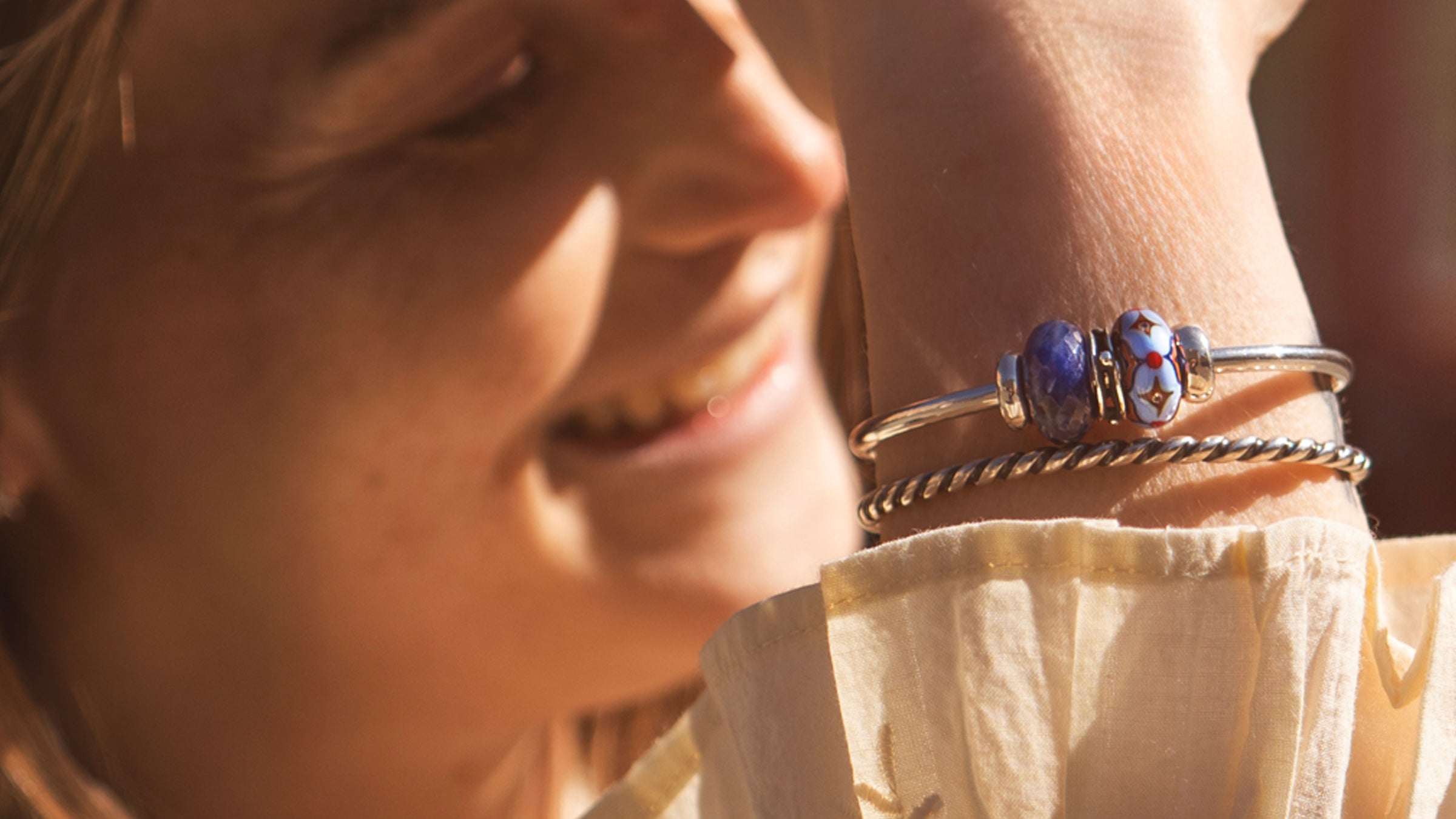 Model mit Armspange mit Trollbeads Day Bead und Blauem Lapislazuli