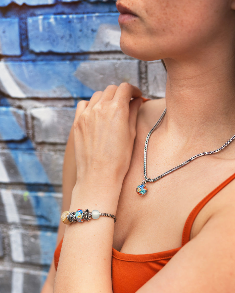 Model mit Tagtraum Blüten Bead am Armband mit weiteren Beads und Tagtraum Blüten Quaste an Silber Halskette