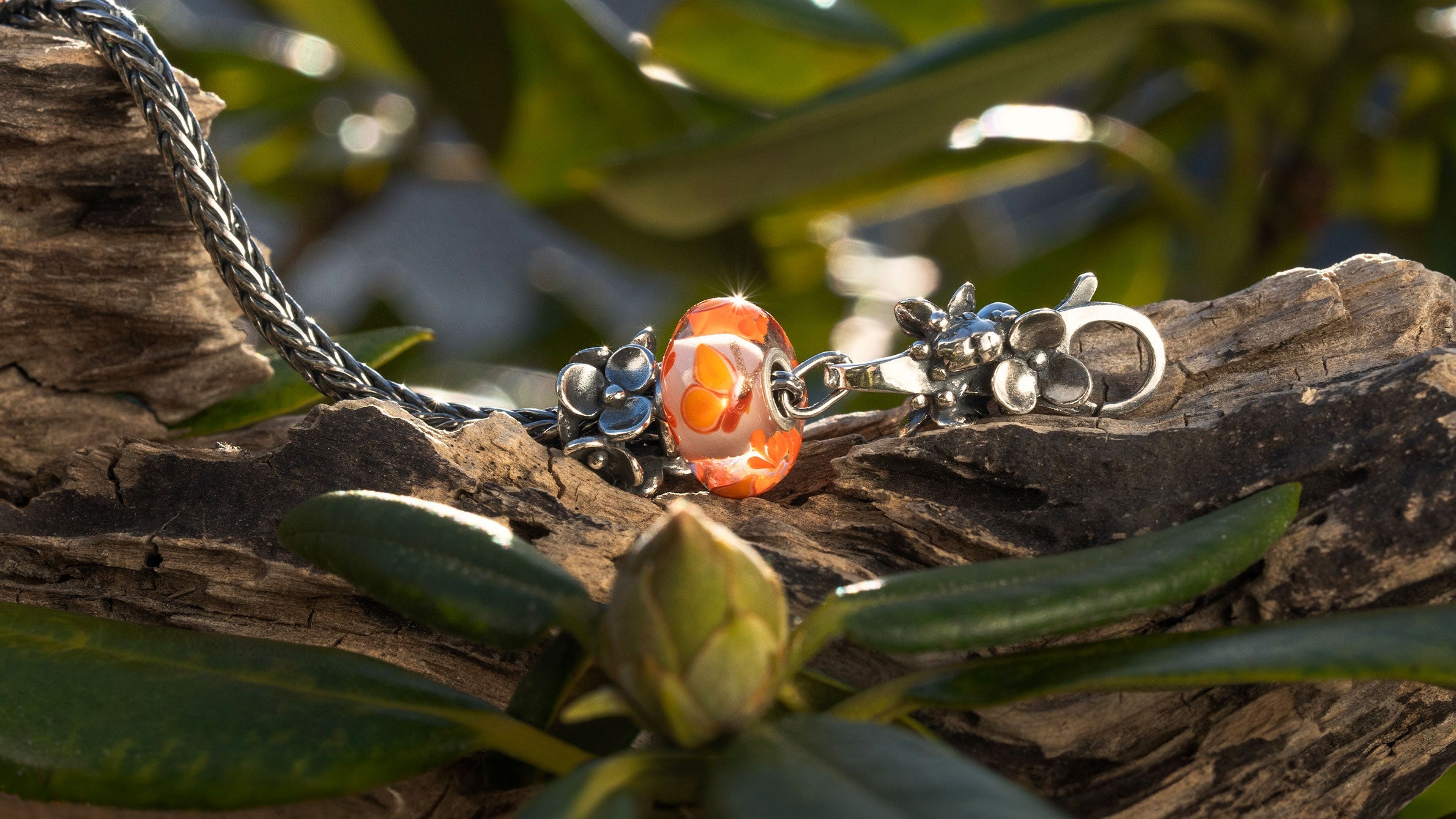 Trollbeads limitiertes Designerarmband Blumenfee Armband auf einem Baumstamm