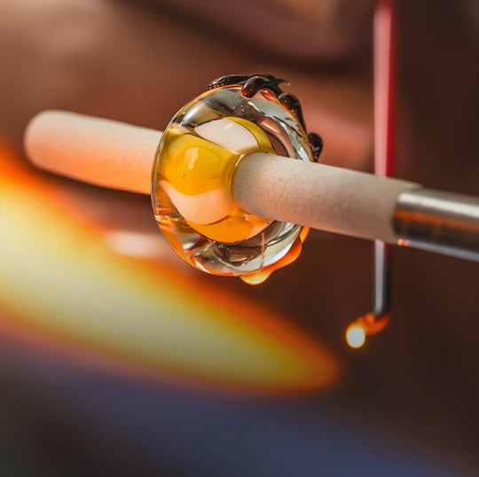 Künstlerischer Glasbead in der Herstellung, die Anmut und Ruhe in zarter Glasarbeit einfängt