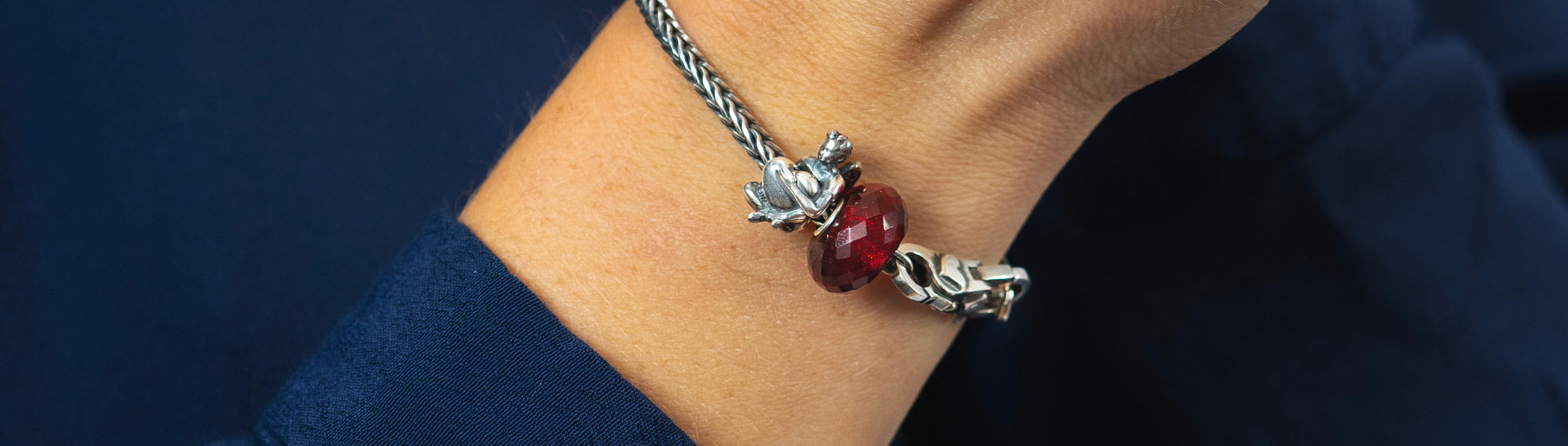 Engel des Herzens Armband am Model mit blauer Bluse