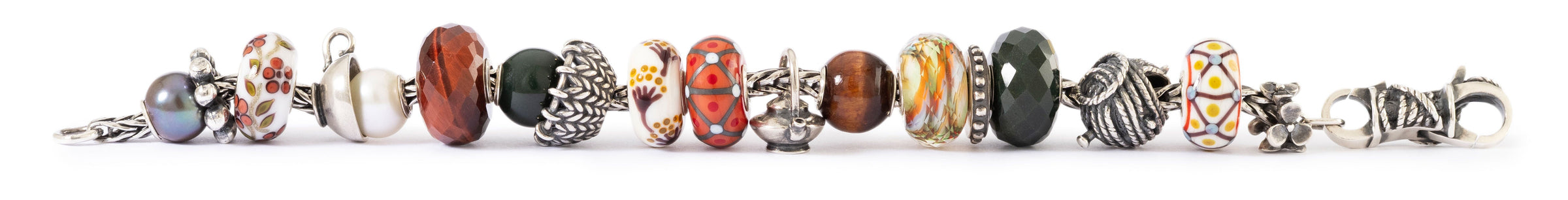 Armband mit verschiedenen Beads in warmen Farben auf weißem Hintergrund