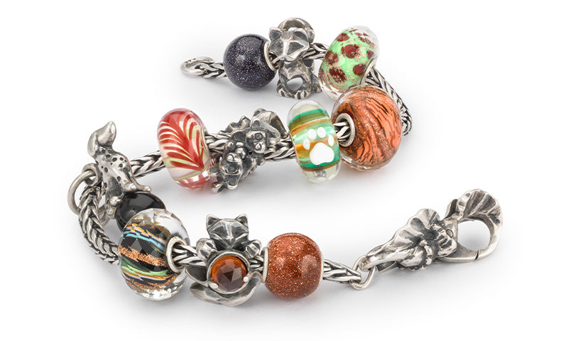 Silberarmband mit Schmuckstücken der Pfötchenliebe Kollektion, die die Liebe und Verbindung zwischen Mensch und Tier symbolisieren.