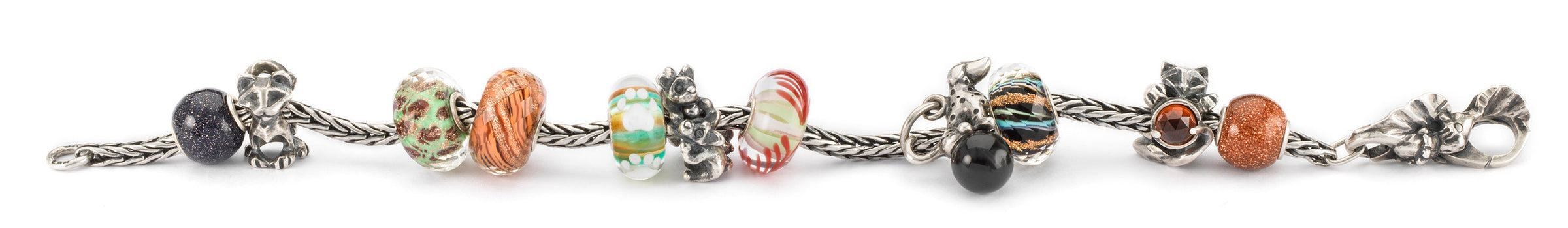 Silberarmband mit Schmuckstücken der Pfötchenliebe Kollektion, die die Liebe und Verbindung zwischen Mensch und Tier symbolisieren.