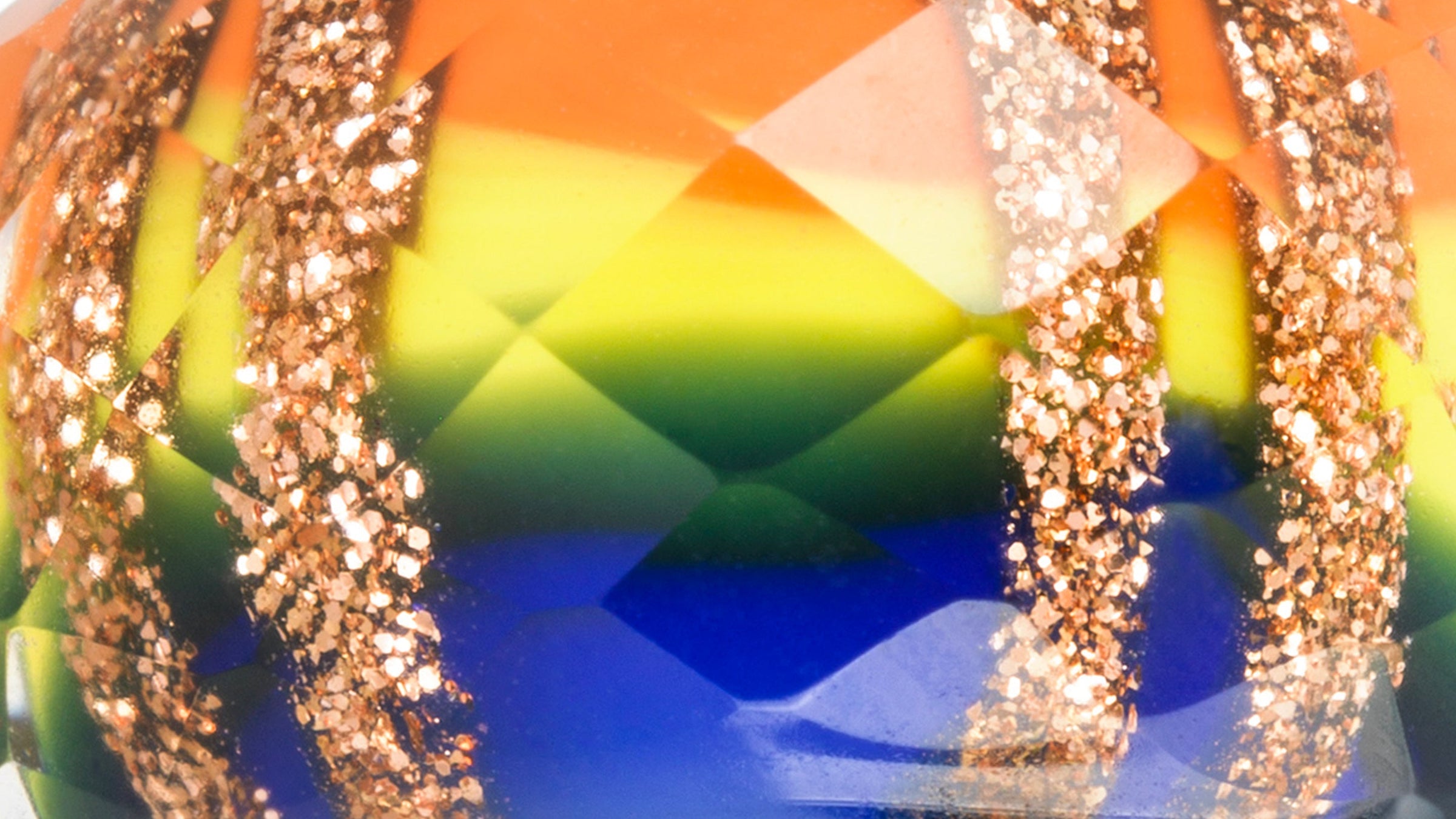 Starke rangezoomte Ansicht des People's Uniques Beads Regenbogen Facette von 2023