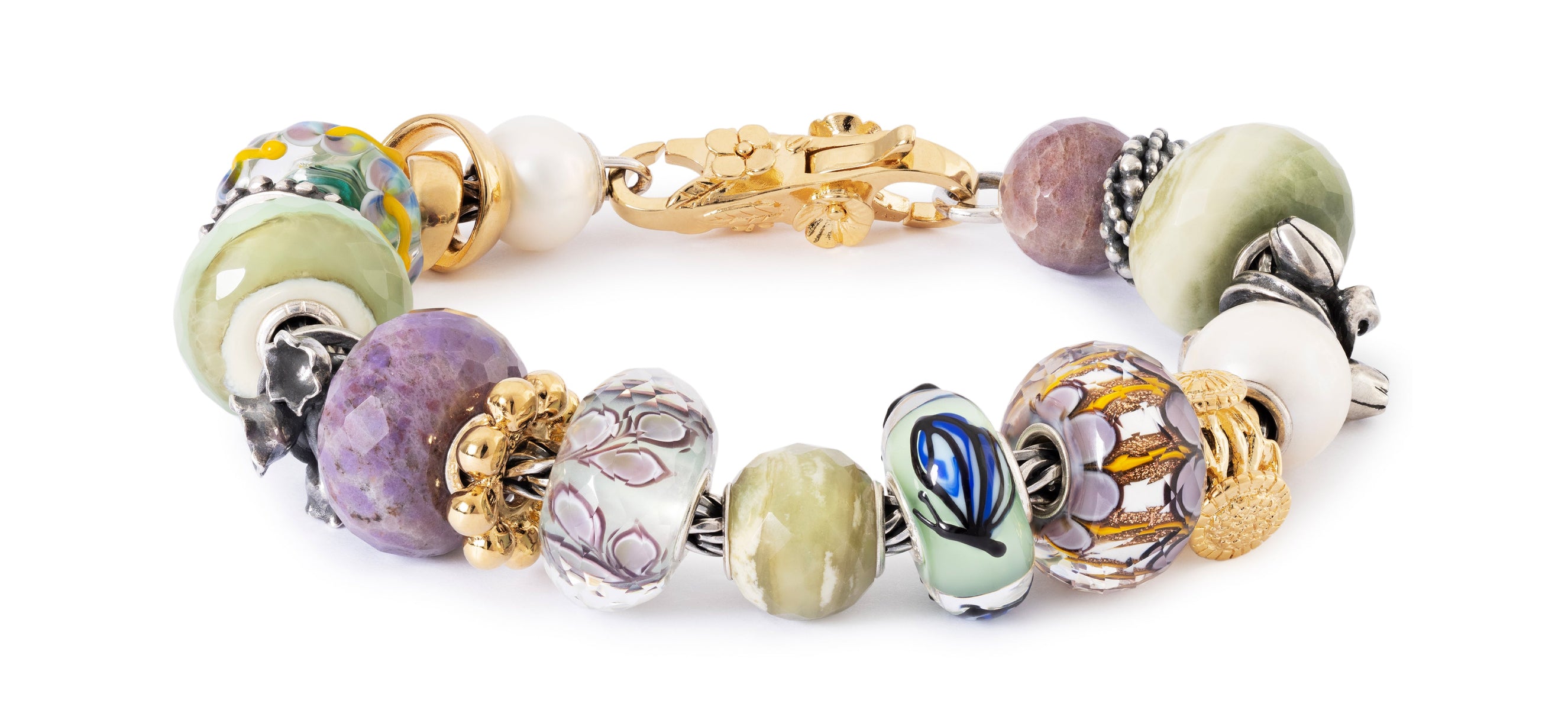 Reihe bunter Beads an einem Armband auf weißem Hintergrund