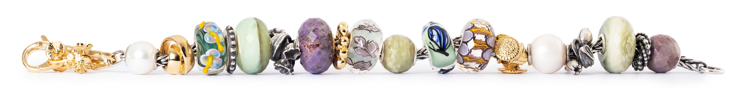 Reihe bunter Beads an einem Armband auf weißem Hintergrund