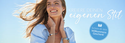 Model am Strand mit der aktuellen Sommerkollektion Wunder des Lebens, bestehend aus Schildkröten Beads und Beads zum Thema Sommer Strand Urlaub. Ein Angebot auf dem Bild zeigt den Text 