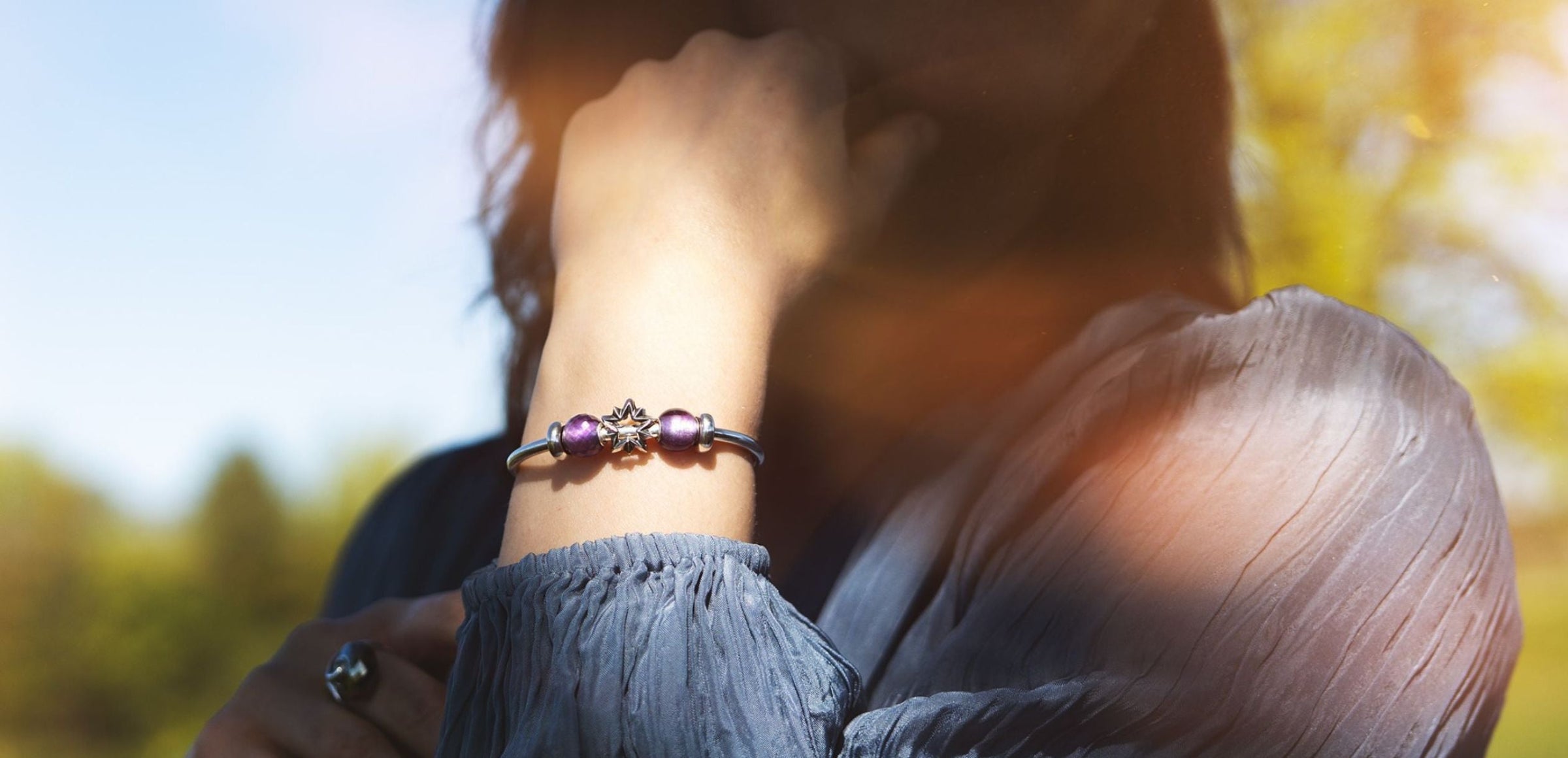 Silber Armspange am Model mit Amethysten und einem Silber Stern