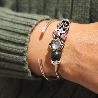 Alpenstern Edelweiß Silberbead mit facettiertem Labradorit an einer Armspange mit Silber Spacer und weiteren Beads am Handgelenk