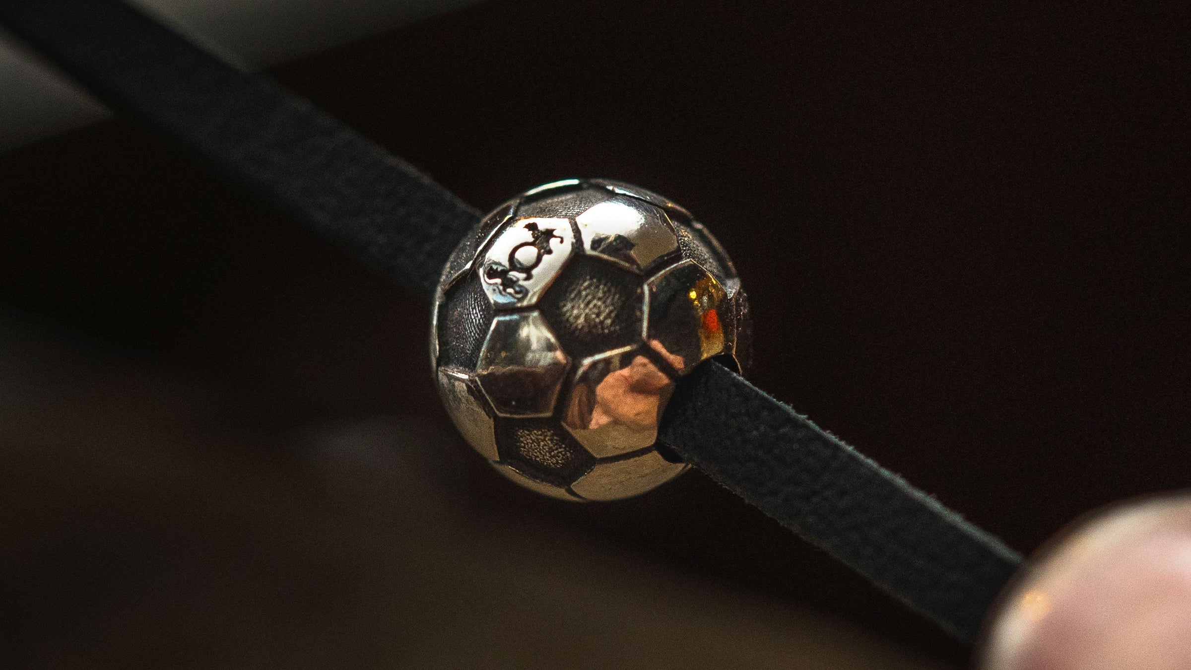 Trollbeads Silber Bead Fussball Fieber an einem Lederarmband