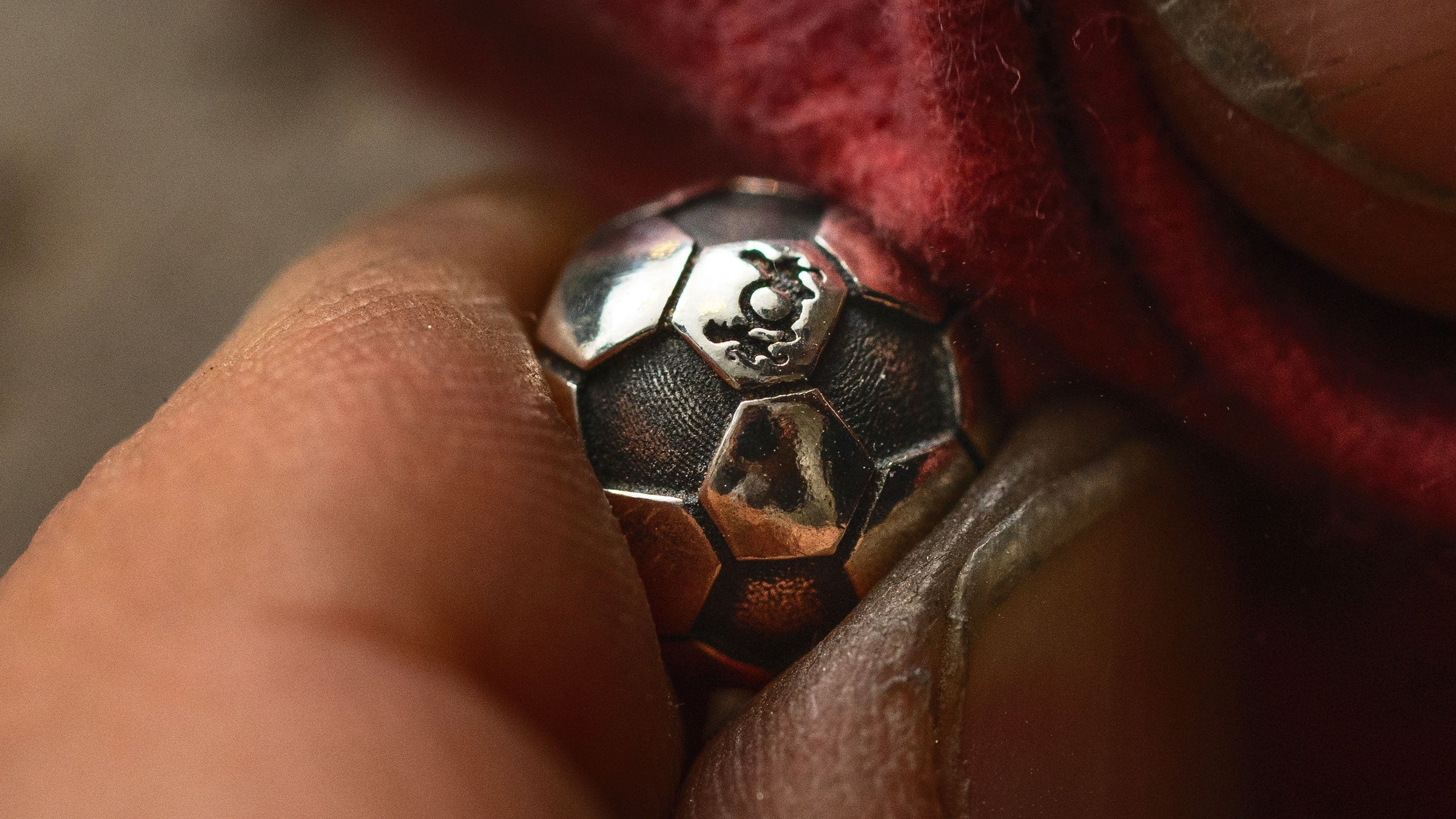 Trollbeads Sterlingsilber Bead Fussball Fieber wird poliert