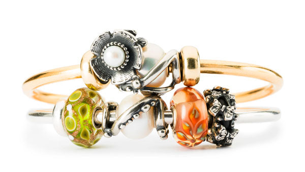Gestapelte Armspangen mit einrahmenden Beads und anderen Beads