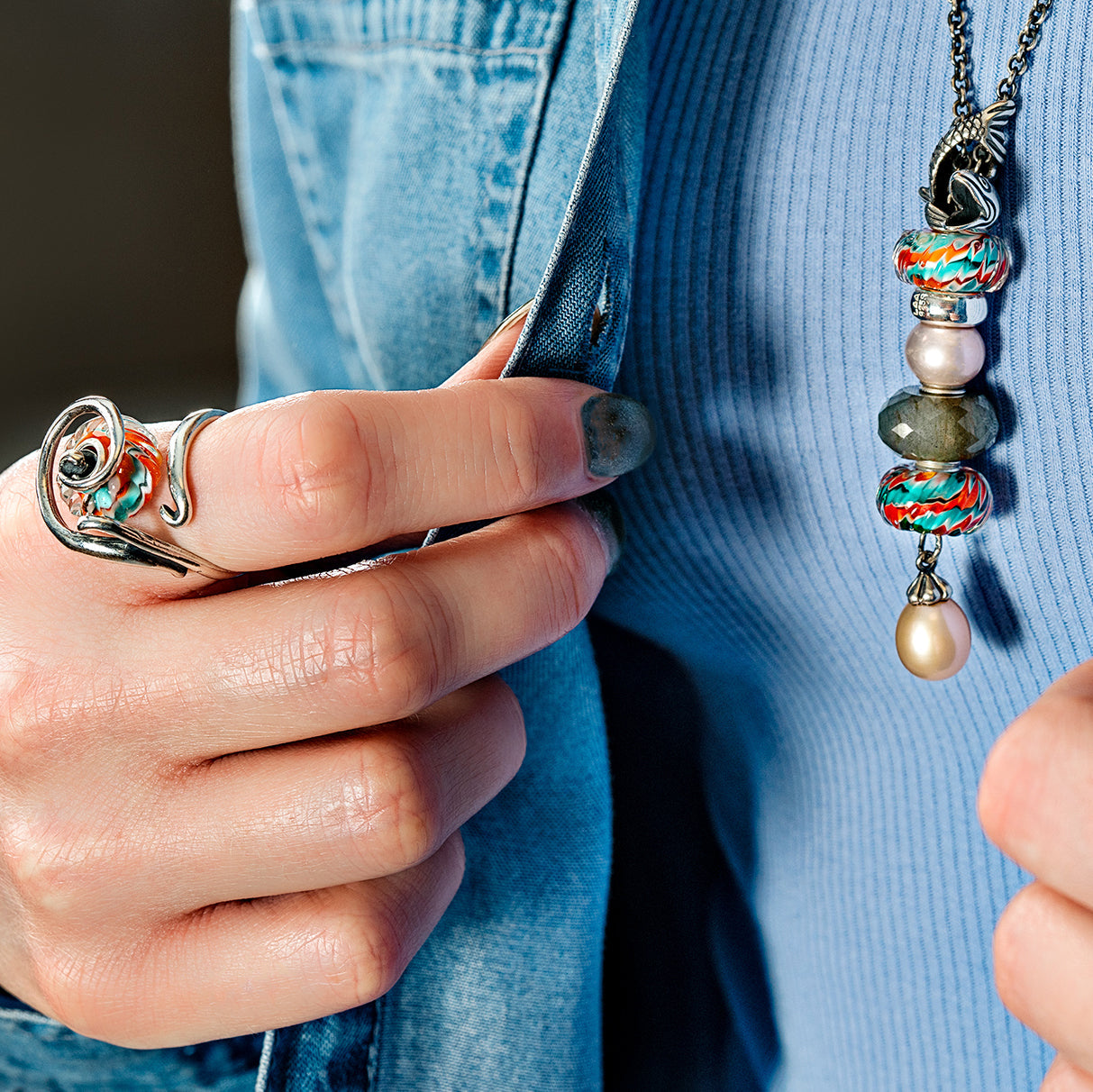 Model in blauer Kleidung trägt Koi Schmuck Beads an einer Fantasy Halskette, mit Beads und Labradorit