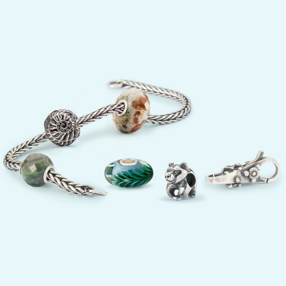 Fuchsschwanz-Armband mit einer Feldspat Granat Edelsteinbead, einem runden grünen Calcit facettiert, einem Farnblume Glasbead, einem Waldfarn Silberbead, einer Papa Bär Silberbead und einem Verschluss der Weisheit.