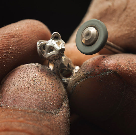 Silber Katzenbead Kleines Löwenherz, die Eleganz und Gelassenheit in einem minimalistischen und doch ausdrucksstarken Design widerspiegelt.