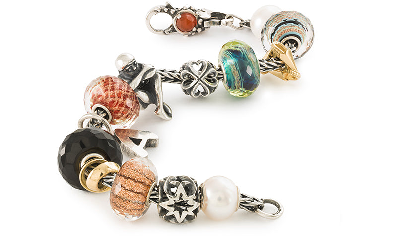 Trollbeads Fuchsschwanz-Armband mit Beads aus Perlmutt, Glas, Silber und Edelstein, die das Gefühl der Zusammengehörigkeit symbolisieren.